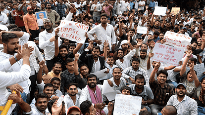 Protests continued throughout night in Prayagraj Competitive students also raised slogan