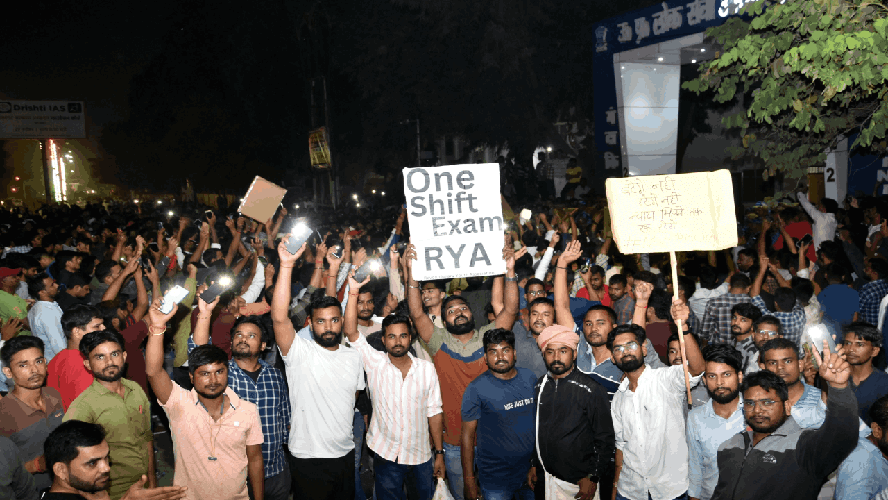 Protests continued throughout night in Prayagraj Competitive students also raised slogan