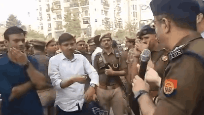 प्रतियोगी स्टूडेंट्स से बातचीत करने DM रविंद्र और पुलिस कमिश्नर तरुण गाबा