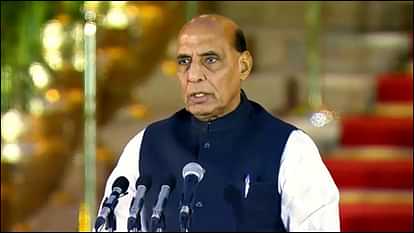 Rajnath Singh slams congress says Entire country BJP family but some put nation to one family feet