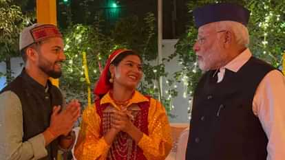 IGAS: दिल्ली में इगास की धूम, पीएम मोदी भी पहुंचे, उत्तराखंड के इन दो कलाकारों को दिया अपना आशीर्वाद, तस्वीरें PM Modi celebrated Igas interacted Uttarakhand artists Ruhaan and Karishma Shah celebration at Baluni house