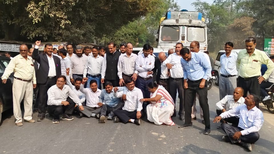Advocates protested by blocking Atrauli