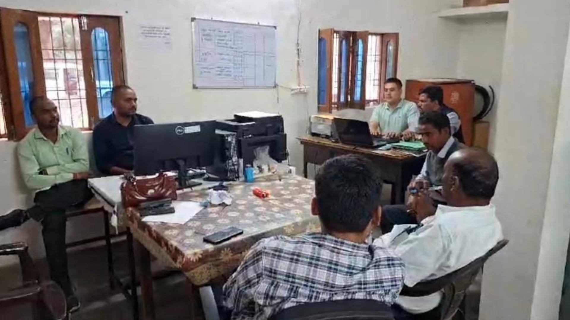 ट्रांसफार्मर लगवाने के लिए मांगे थे पैसे