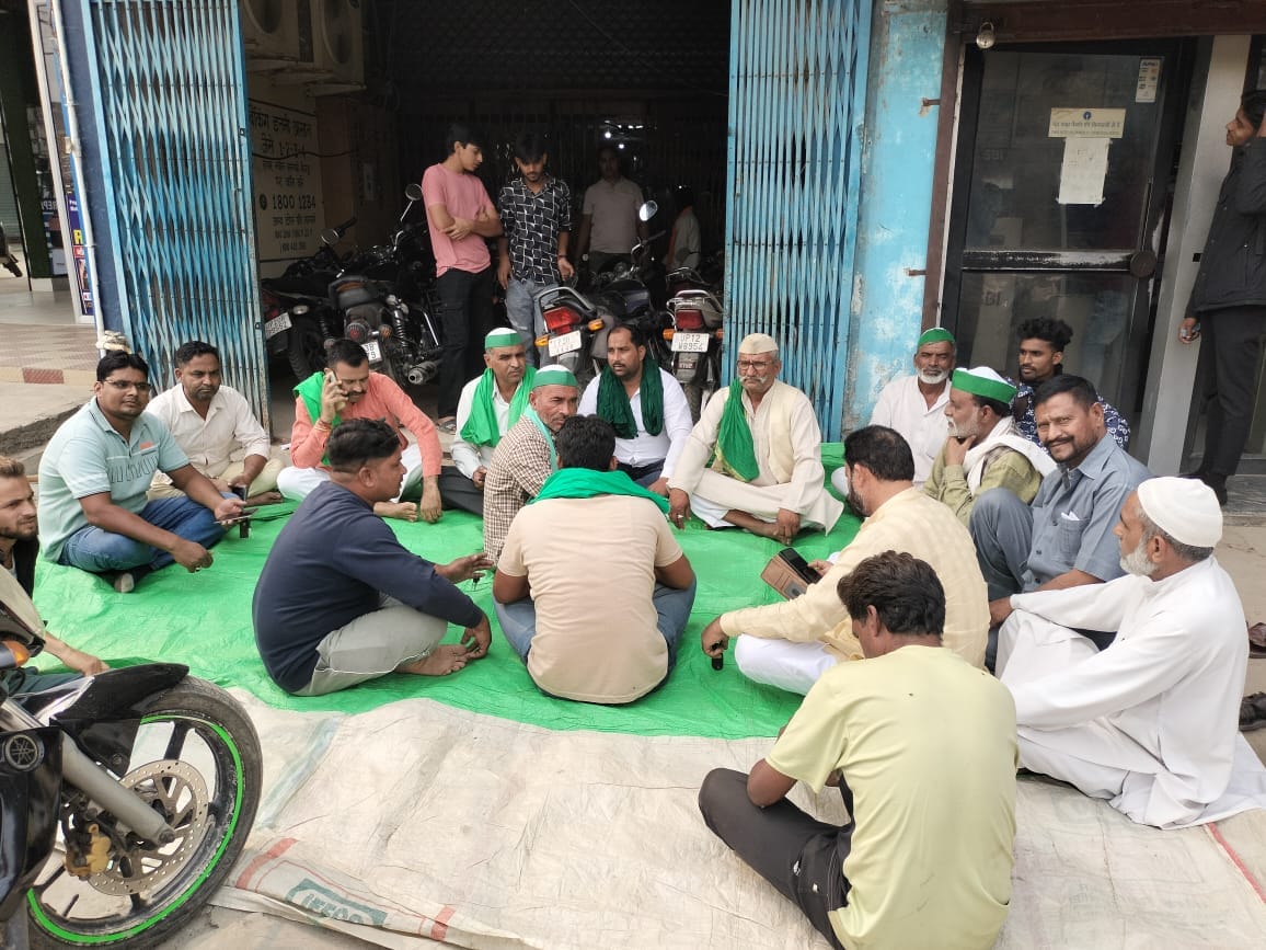 Bijnor: Bank branch manager accused of misbehaving with farmers, BKU workers staged a protest