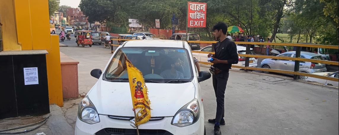 Parking at Taj Mahal metro station for 20 rupees but 200 charged fake receipt issued