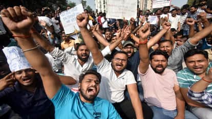 आयोग पर प्रदर्शन करते प्रतियोगी छात्र।