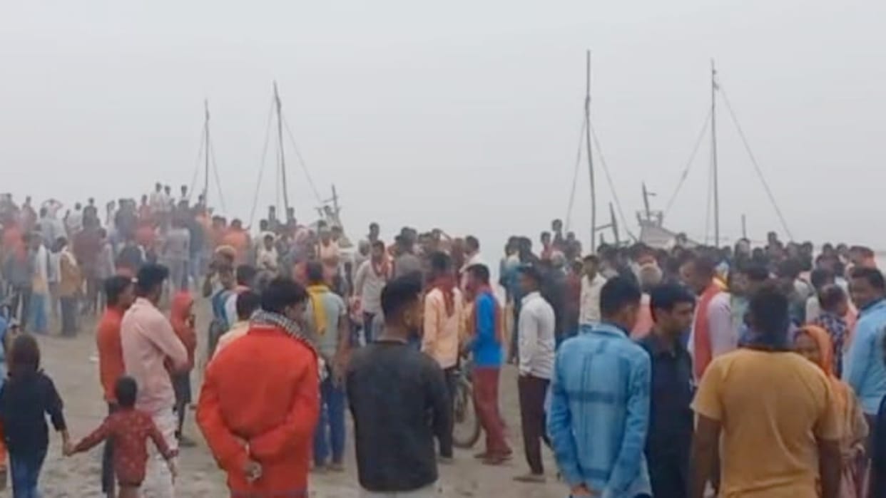 Bettiah News: Boat accident in Gandak river due to fog, 5 out of 15 people drowned, two people still missing