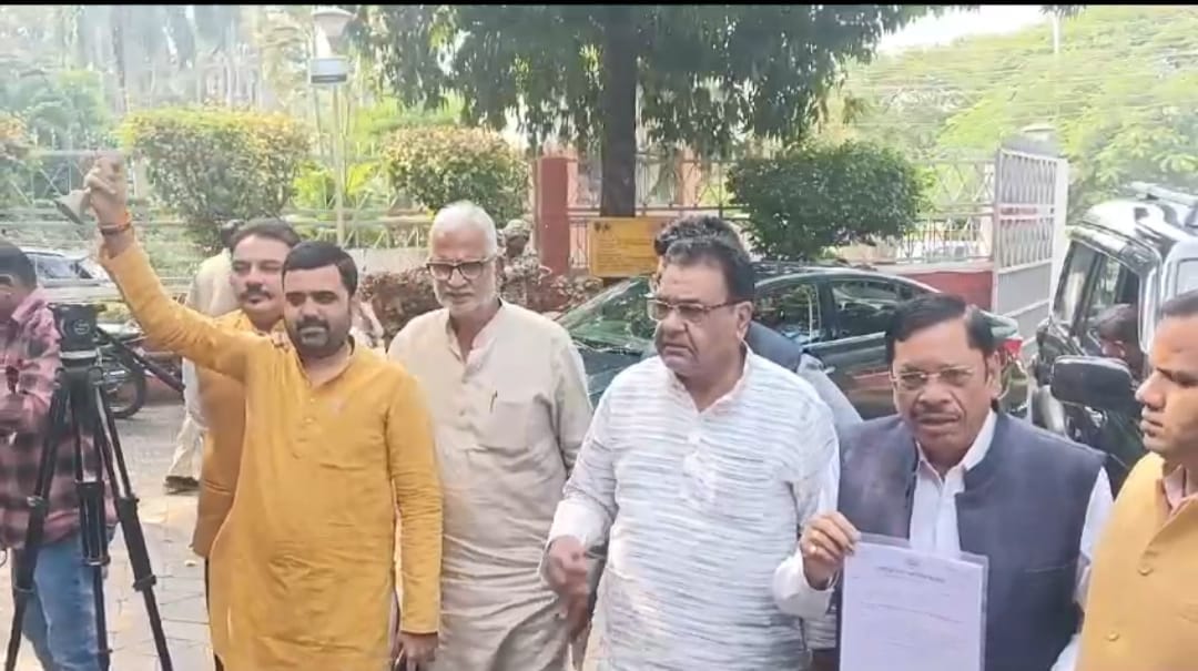 Bhopal: Congressmen reached the Election Commission ringing the bell, complained of irregularities, put pressu