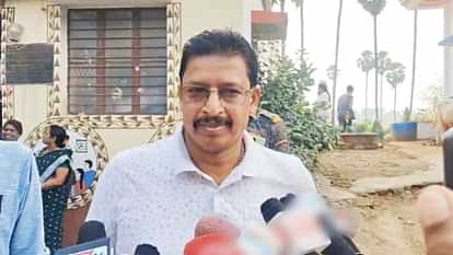 Bihar Bypolls: राजद सांसद अभय सिन्हा ने उपचुनाव में किया मतदान, कहा- लोकतंत्र बचाने के लिए करें वोट Bihar Bypolls: RJD MP Abhay Sinha casts his vote in by-election in Aurangabad, says vote to save democracy