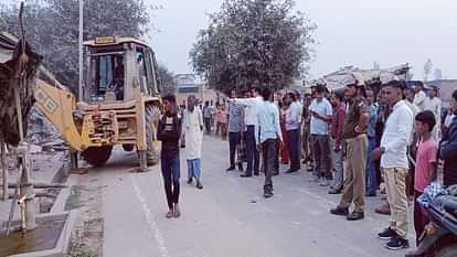 shops built on government land demolished with bulldozer in Pilibhit