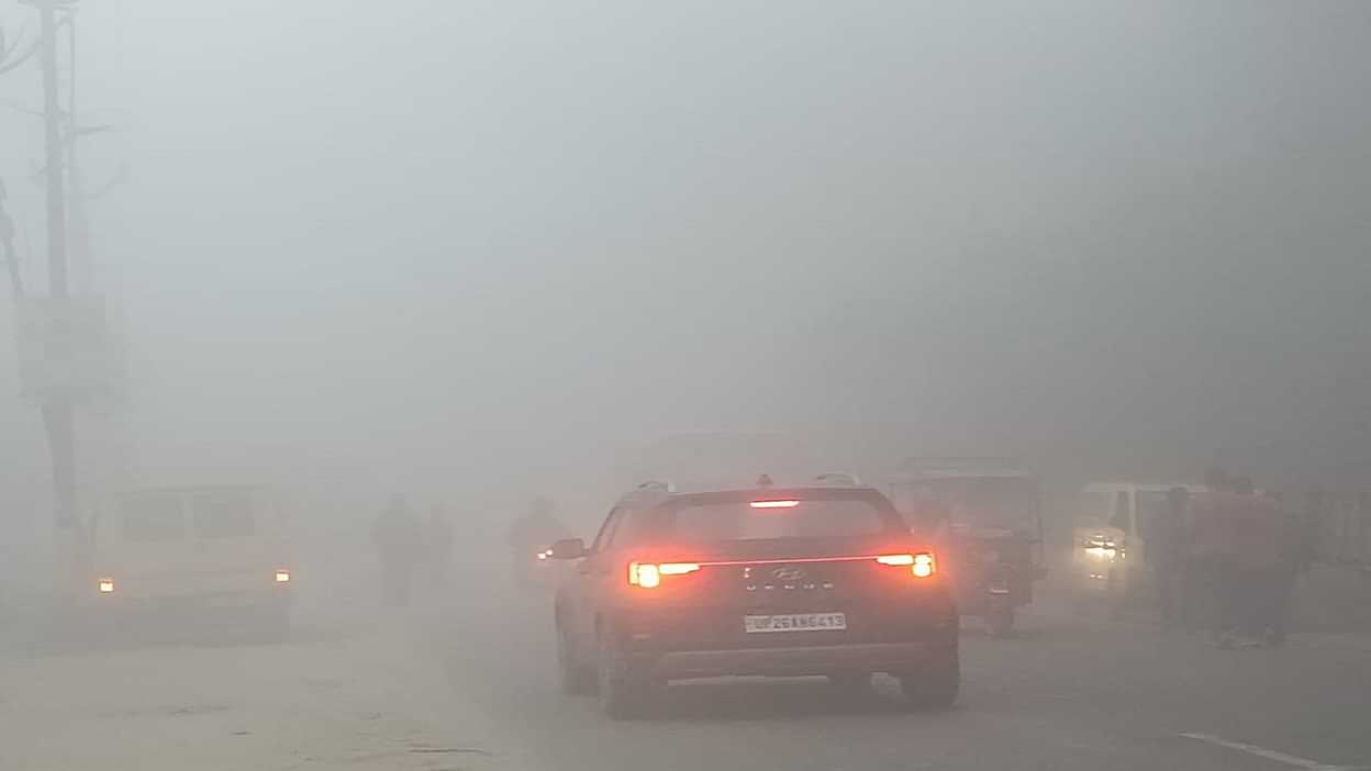 Dense Fog In Bareilly Division Weather News - Amar Ujala Hindi News Live -  Weather News:बरेली मंडल में सीजन का पहला घना कोहरा, धीमी हुई वाहनों की  रफ्तार, पछुआ हवा से बढ़ी