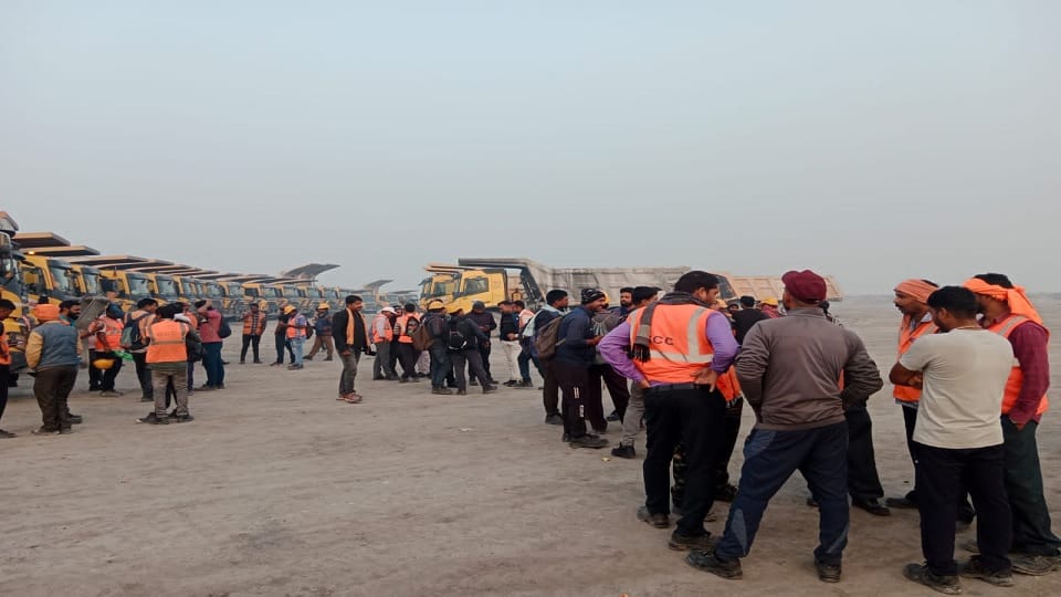 The fire of agitation flared up again in coal mine employees of Kalinga contract company are on strike for fou