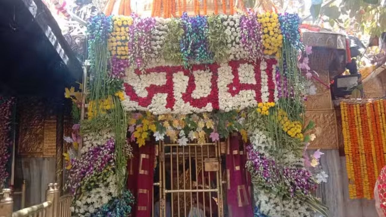 A fee of Rs 300 per person has been fixed for easy darshan at Chintpurni Mandir