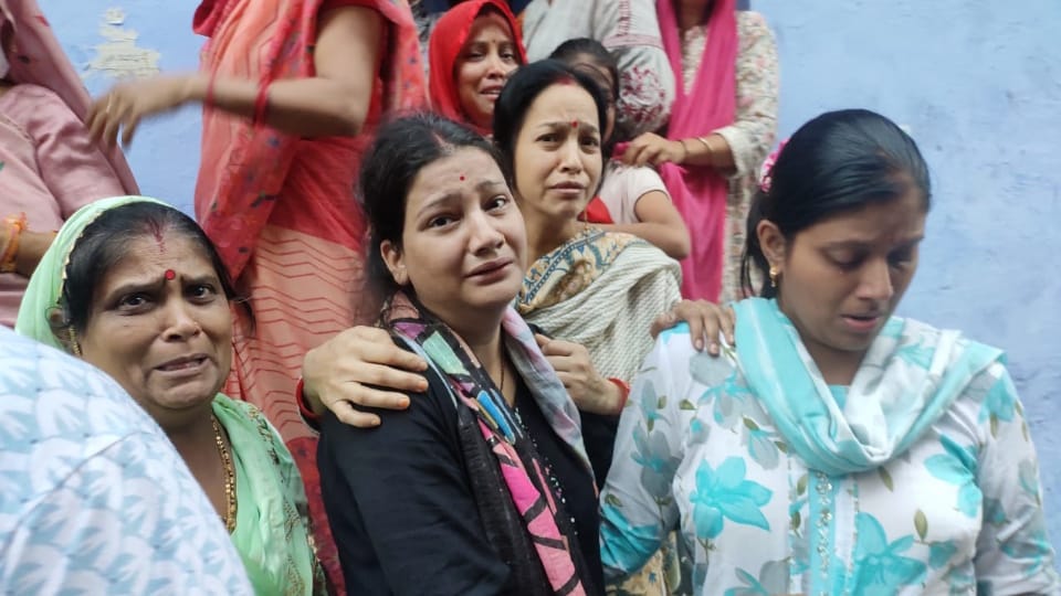Etawah Murder Case 14 people were sleeping in house nobody heard screams Mukesh made 11 calls on Monday