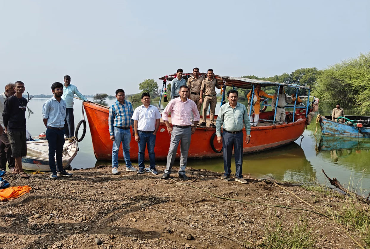 MP News: Guerrilla action against illegal sand excavators in Gandhi Sagar Dam, three boats, one submarine seiz