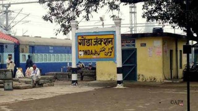 CBI team arrested railway engineer while taking bribe of 50 thousand in Gonda.