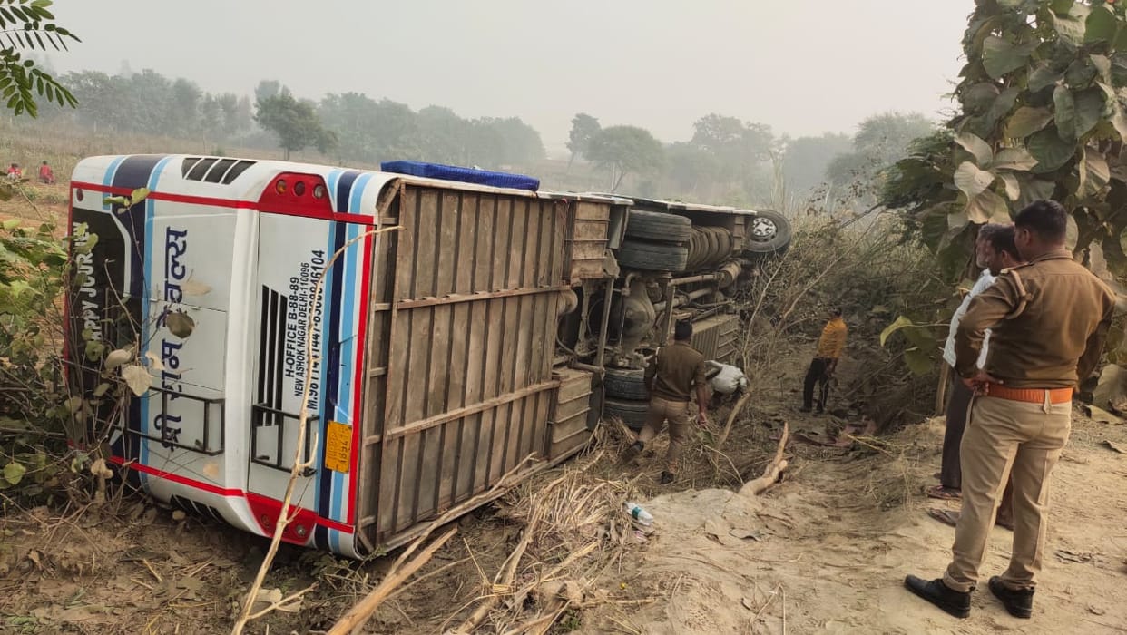 Double decker bus went out of control and overturned in karnailganj in Gonda.