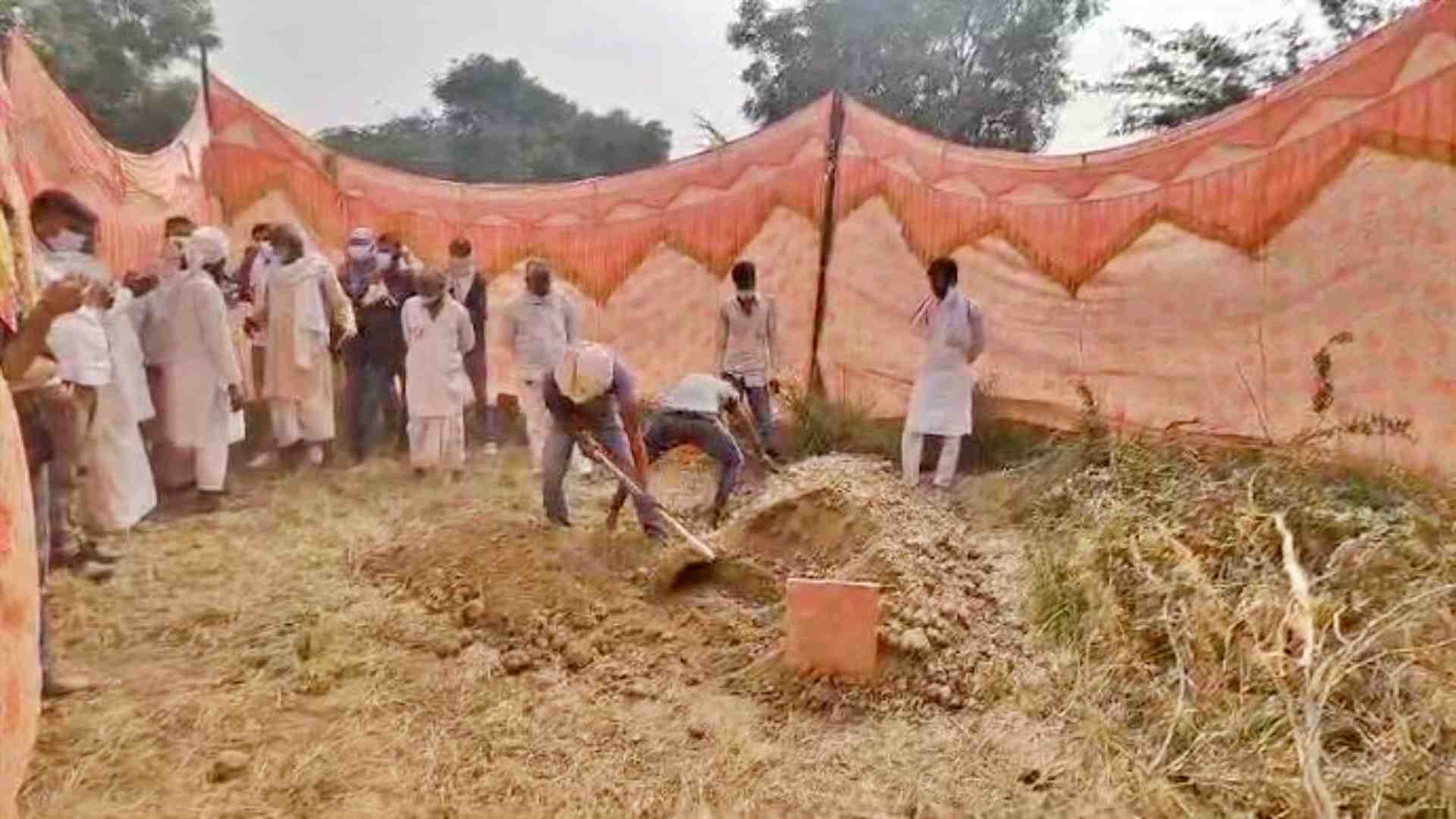 कब्र खोदकर कर निकाला गया शव।