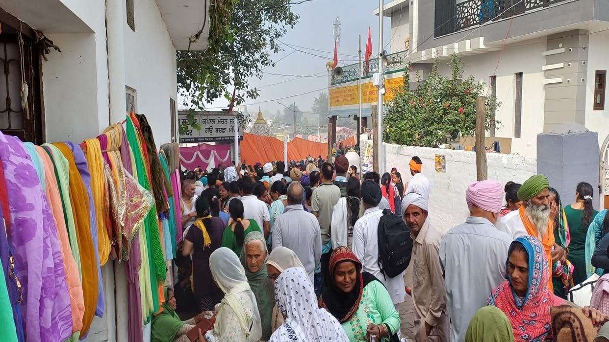Devotees taking dip in three lakes in Yamunanagar for salvation, competition to bow first in Gau-Bachcha templ