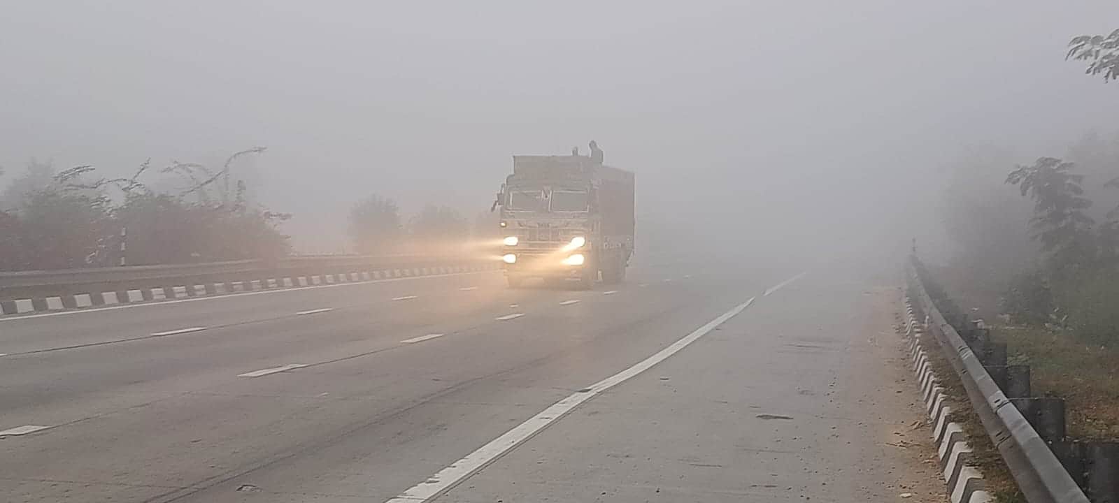 Winter Knocks: Normal life affected due to fog, vehicles seen crawling on highway