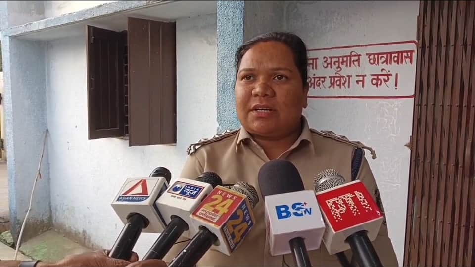 Student committed suicide by hanging herself in hostel Chandni was a BA first year student in Mahasamund