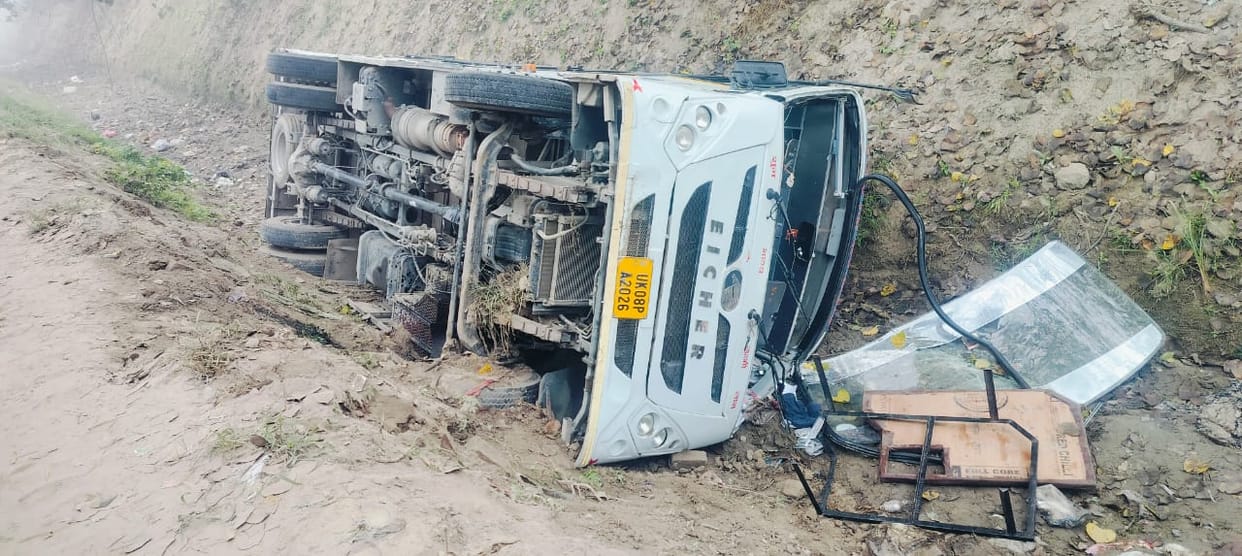 Meerut: Bus overturned in a drain, passengers injured, accident happened while trying to save Rs 110