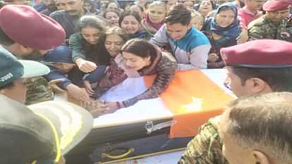 martyr Rakesh Kumar : Bhanu Priya kissed his forehead, gave him shoulder and gave her last salute to her husba