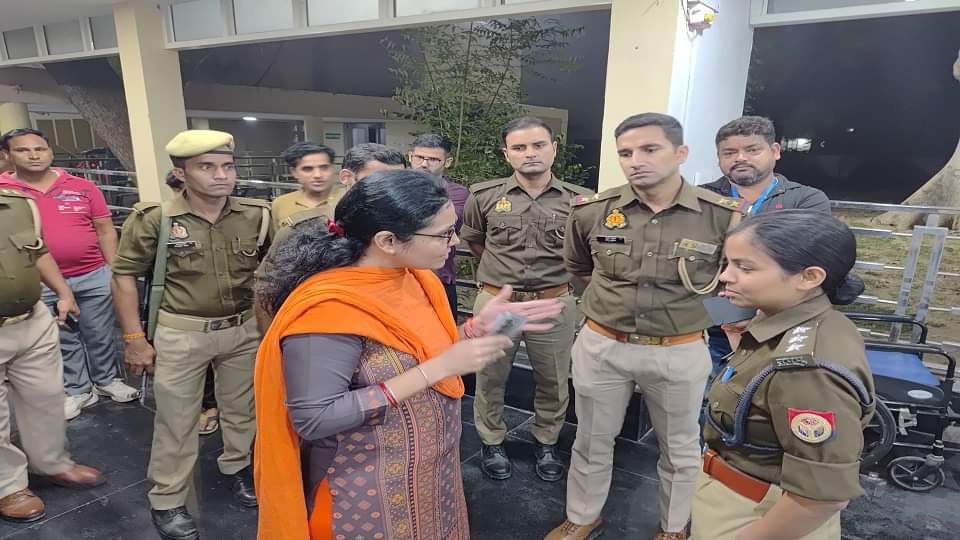 strong explosion in Mathura Refinery its echo was heard far and wide 10 officers and employees burnt