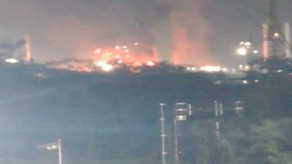 strong explosion in Mathura Refinery its echo was heard far and wide 10 officers and employees burnt