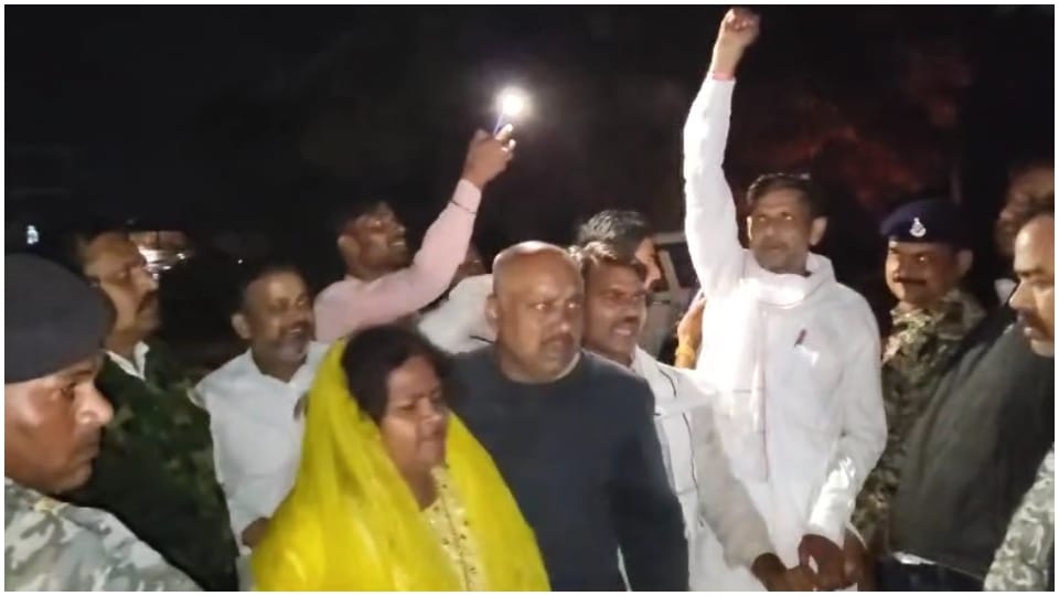 Sheopur News: FIR against 15 protesting Congress leaders and workers for violating the code of conduct