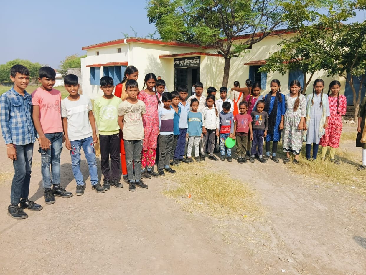 Indore: School children used to come barefoot from the hilly part to school, five friends bought the entire sc
