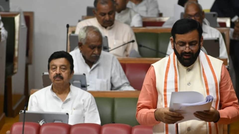 विधानसभा में शोक संदेश पढ़ते सीएम नायब सैनी