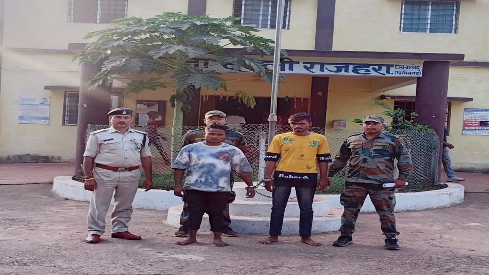 पुलिस की गिरफ्त में आरोपी