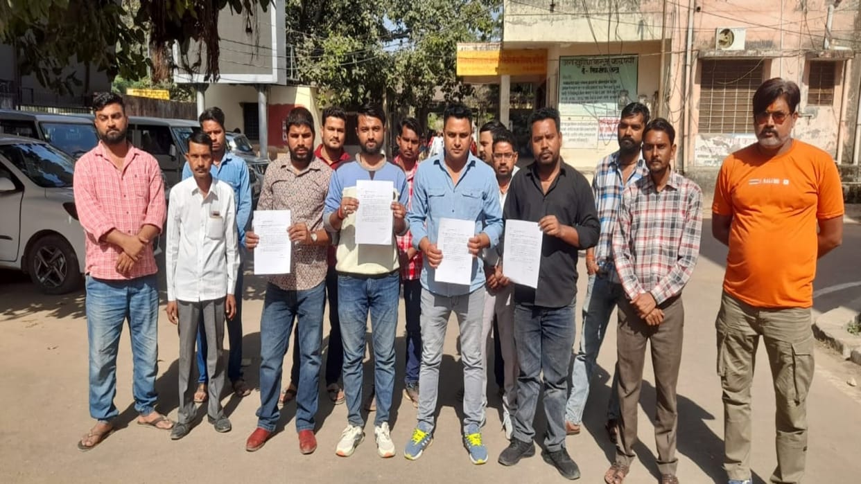 Karauli News: City residents protest to improve damaged road of Mokshadham, memorandum submitted to Collector