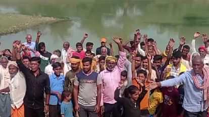 Ramgarh Bypoll: पुल और रेलवे अंडरपास की मांग पर अड़े ग्रामीण, उपचुनाव में कई गांवों ने किया मतदान का बहिष्कार Ramgarh Bypoll: Villagers adamant on demand of bridge and railway underpass, boycott voting in by-election