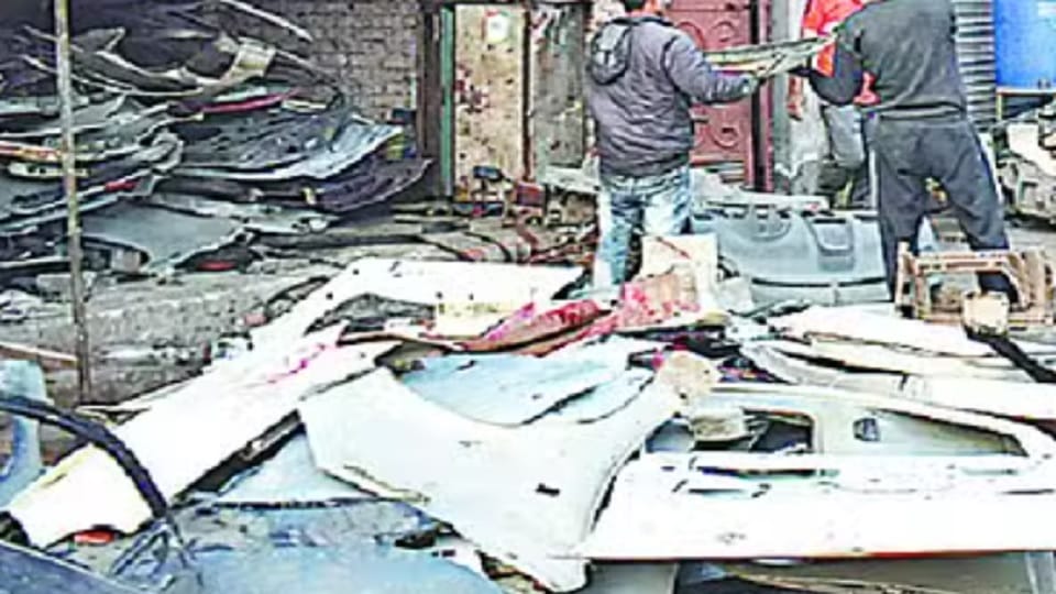 UP: Meerut's scrap dealers are cutting vehicles in Kaithal, gang caught, know how many vehicles were stolen