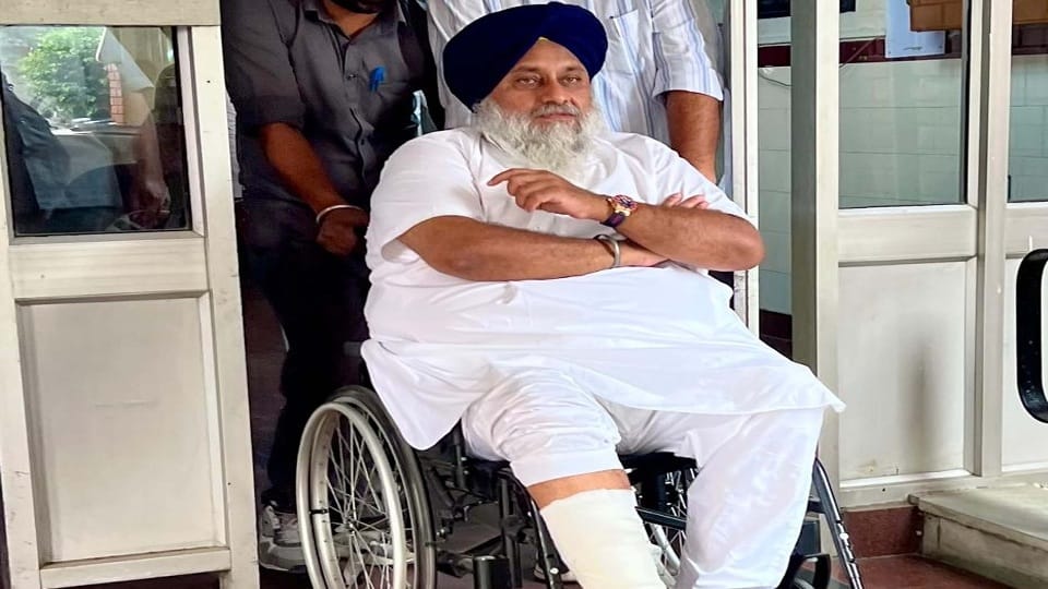 Sukhbir Badal fell from chair Leg fracture Badal come to Akal Takht to appeal on his punishment