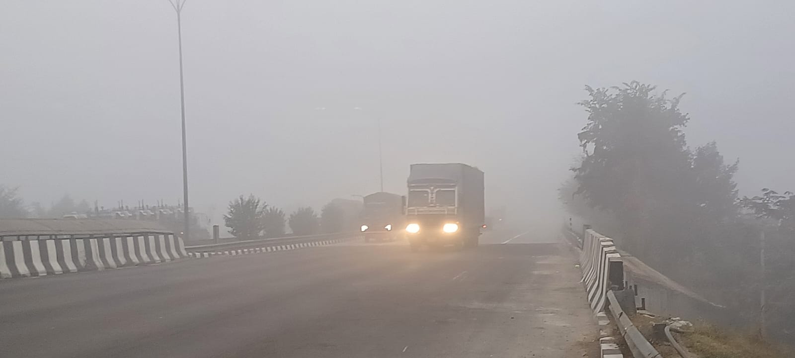 Winter Knocks: Normal life affected due to fog, vehicles seen crawling on highway