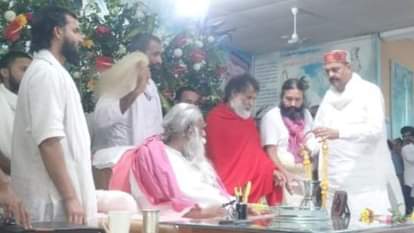 स्वामी अड़गड़ानंद से मुलाकात के दौरान अफजाल अंसारी।