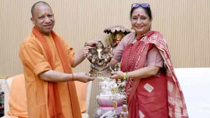 सीएम योगी आदित्यनाथ ने उनके गांव पंचूर, कोटद्वार, उत्तराखंड के बारे में जानकारी ली