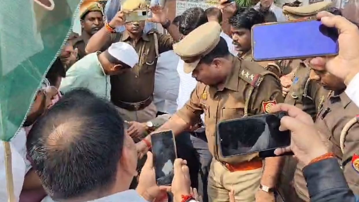 Sultanpur: Case registered against 20-25 Congressmen, who protested against the shortage of DAP.