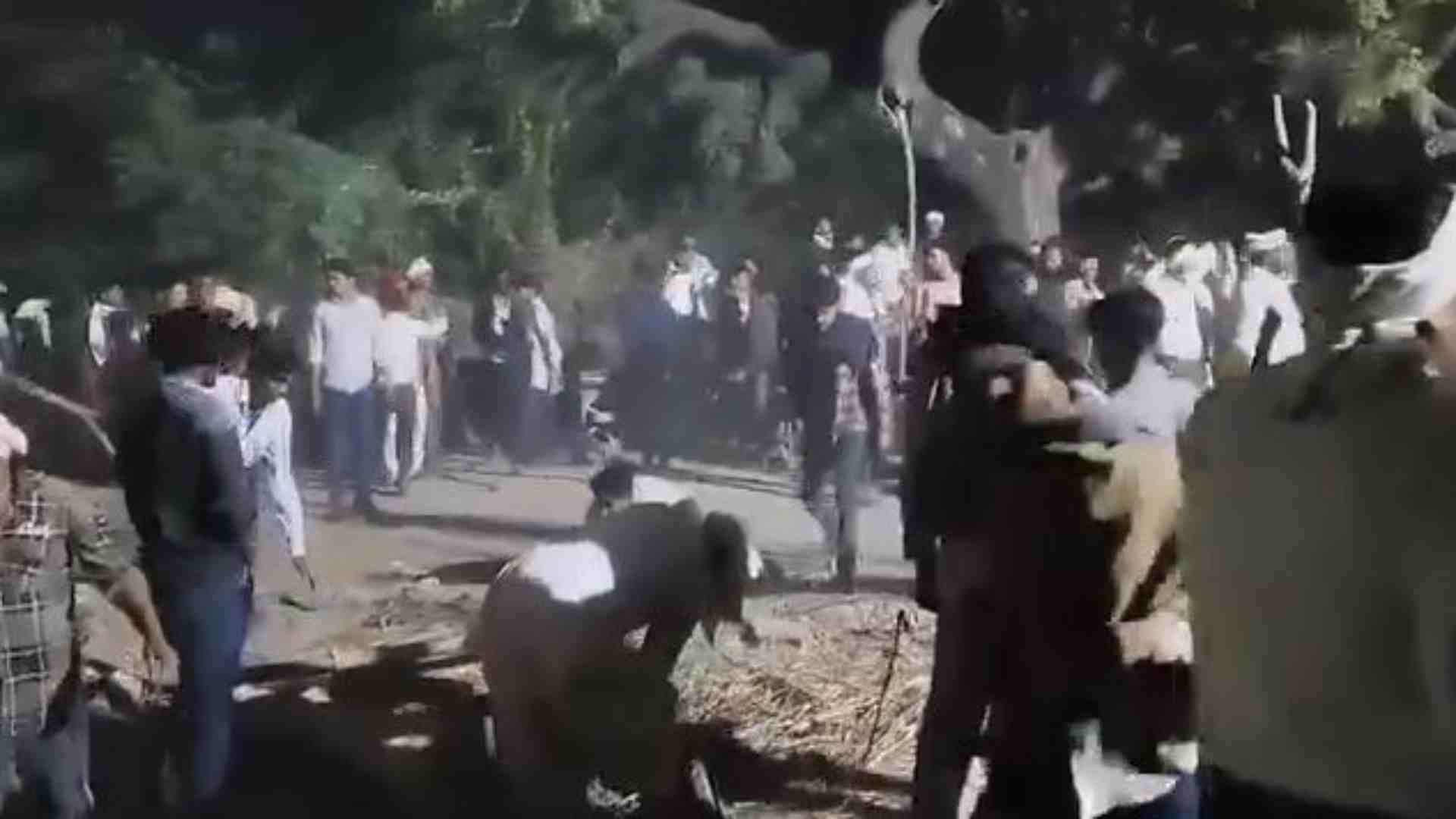 उपद्रव और पत्थरबाजी करते मीण समर्थक।