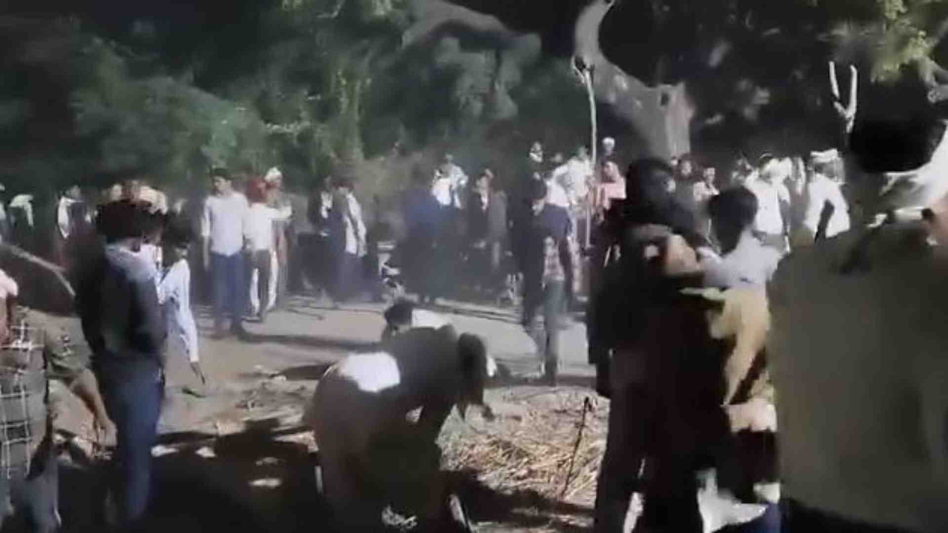 उपद्रव और पत्थरबाजी करते मीण समर्थक।