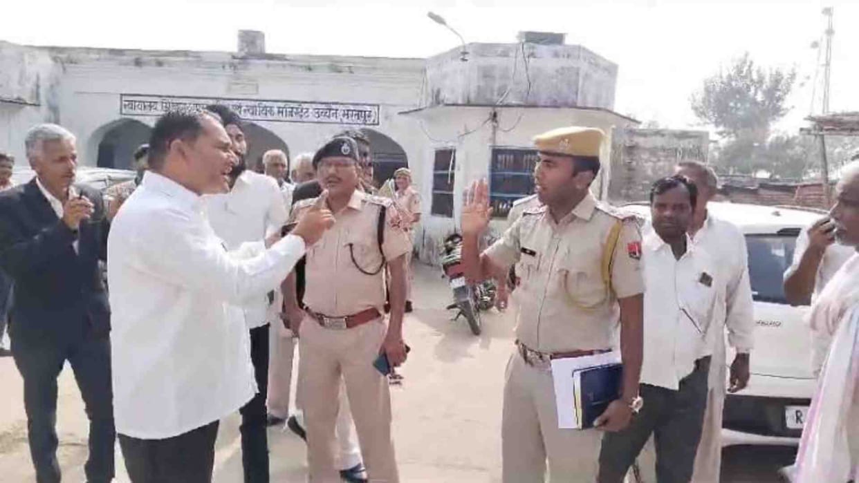 Bharatpur News: Dispute between lawyers and police station officer over theft of water motor