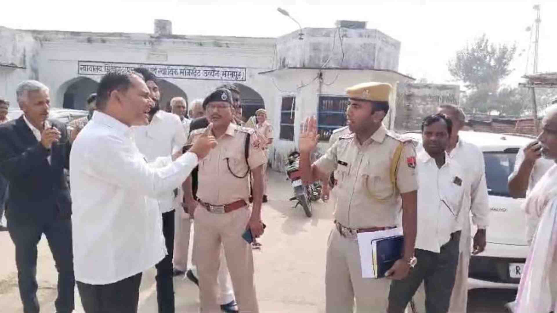 वकील और SHO के बीच तनातनी।
