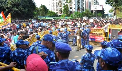यूपीपीएससी के बाहर छात्रों का धरना प्रदर्शन जारी।