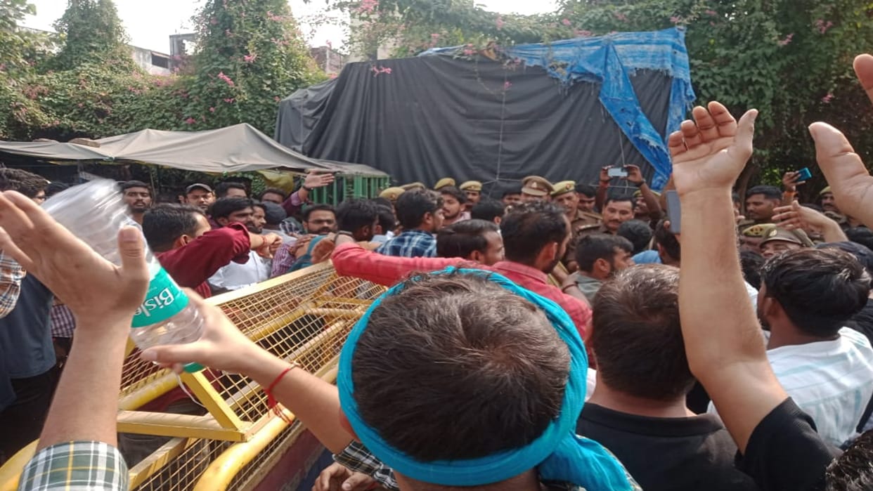 UPPSC : There was a heated clash again between competitive students and police