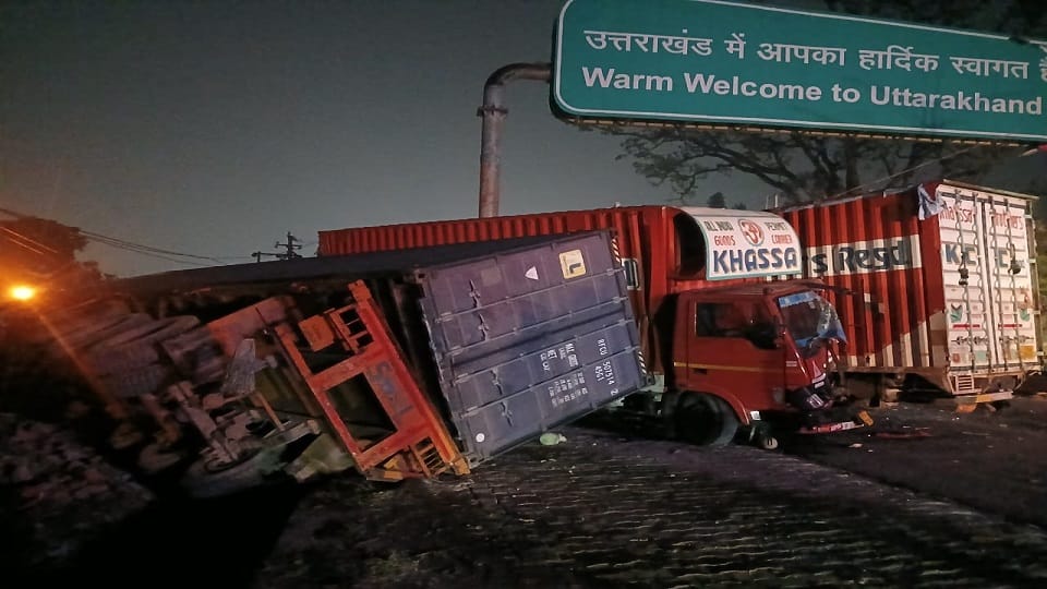 Major accident in Dehradun Asarodi, 6 vehicles collided with each other and overturned.