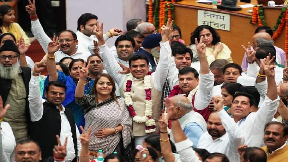 AAP wins in Municipal Corporation Mahesh Kumar Khinchi becomes new Mayor of Delhi