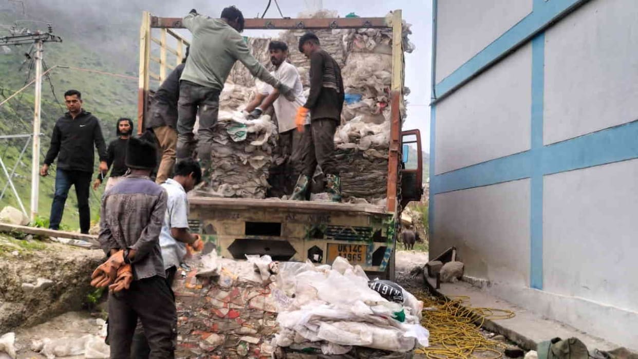 Badrinath Dham 170 tons garbage was removed from Badrinath  100 tons were sold and 8 lakh rupees were earned